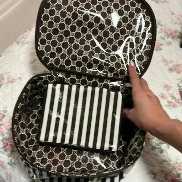 Henri Bendel, Centennial, straight make up case. - Picture 3 of 10